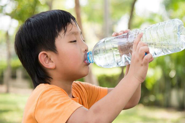 Những loại nước nên và không nên cho trẻ uống khi khát