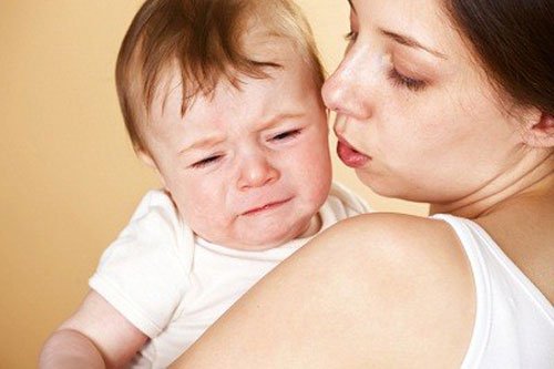 6 cách dỗ trẻ sơ sinh nín khóc hiệu quả
